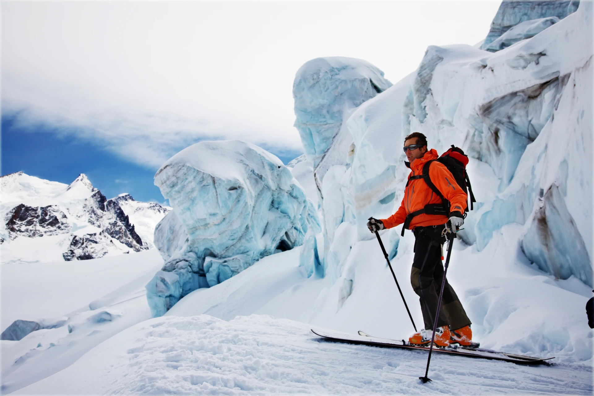 Skifahrer vor Gletschereis